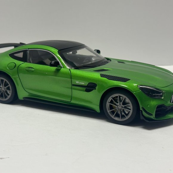 1:18 Mercedes-Benz GT-R Diecast Green Metal with LED lights - Picture 2 of 12
